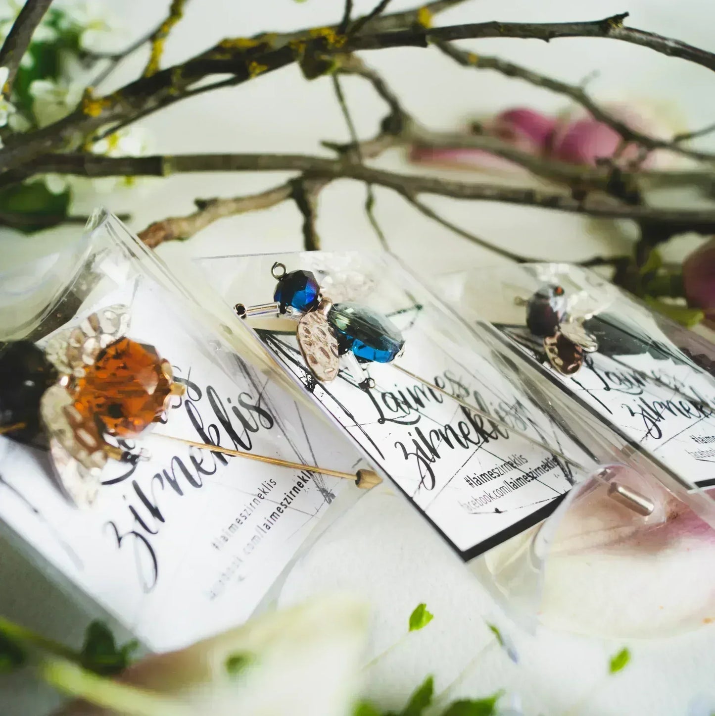 Piespraude - Gaiša Mušiņa Piespraude Laimes Zirneklis